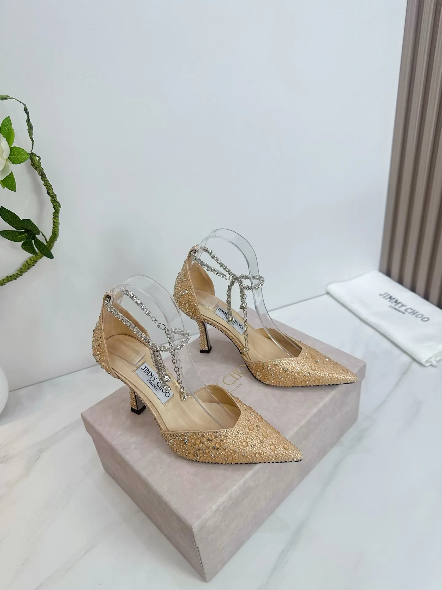 👟👟Ex-factory price 820👟👟 JIMMY CHOO (Jimmy CHOO) 💝💝💝 is a very comprehensive noble fashion lifestyle brand, with a series of women's high-heeled, medium-heeled, flat-heeled sandals with the same strap from major fashion bloggers and celebrities in Hong Kong and the United States.  The Australian pointed toe, round toe and square toe series are simply beautiful. Fall in love with elegance and playful sense of the future. Just by looking at them, you want to own them immediately, but you can really think about a pair of exquisite high heels~~~~~~~~~~~~~~~~~ 💝This series is specially designed for extraordinary and indifferent ladies, thus creating a unique overall effect, Jimmy Choo Design products that inspire women to move forward and show their charm💝💝💝 1⃣️Material: Imported silk hot diamond 2⃣️Inner: Imported Italian lambskin, super soft and delicate 3⃣️Outsole: Imported Italian original original color genuine leather injection molded outsole Heel height 8.5 4⃣️Code number: 35 to 39 (34.40.41.42. Customized)